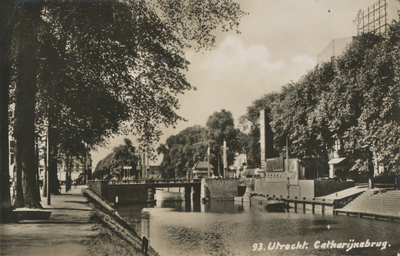 865012 Gezicht op de Stadsbuitengracht te Utrecht met de Catharijnebrug, vanaf de Catharijnesingel met rechts de Rijnkade.